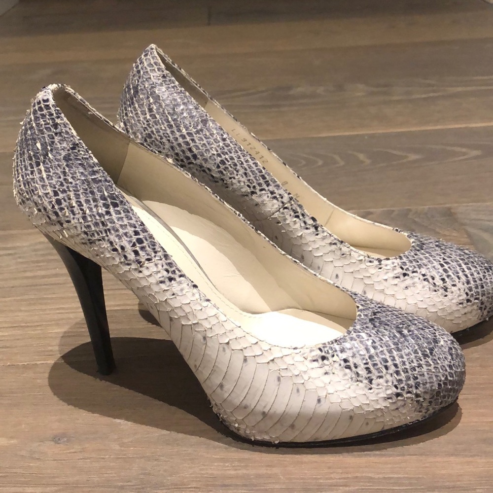 STUART WEITZMAN Grey/White Rowin Snakeskin Heel